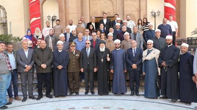 محافظ المنيا يهنئ المسيحيين بعيد الميلاد خلال زياراته لمطرانيات المحافظة