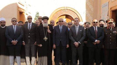 محافظ المنيا يواصل جولاته لتهنئة الأقباط بعيد الميلاد المجيد بمراكز المحافظة