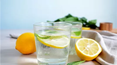 أفضل الأوقات لشرب ماء الليمون.. فوائده الصحية ومحاذير لا يجب تجاهلها