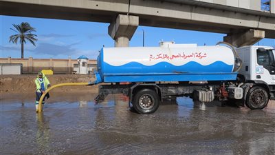 جولة تفقدية لرئيس شركة الصرف الصحي بالإسكندرية أثناء الأمطار