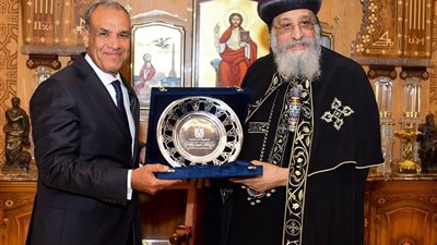 دعم الوحدة الوطنية.. وزير الخارجية يهنئ البابا تواضروس بعيد الميلاد ويشيد بدور الكنيسة