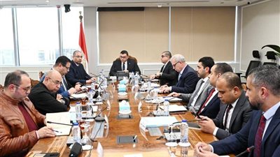 وزير الإسكان يتابع موقف مشروعات المرافق بالأراضي المضافة لعدد من المدن الجديدة