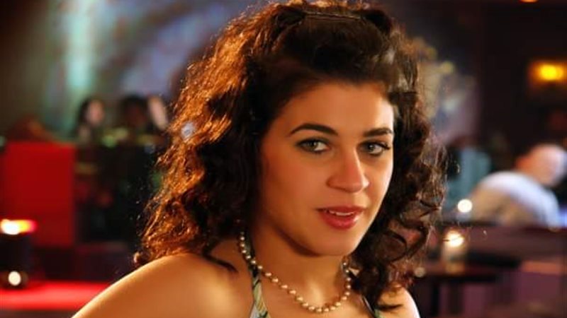 الفنانة منى هلا 