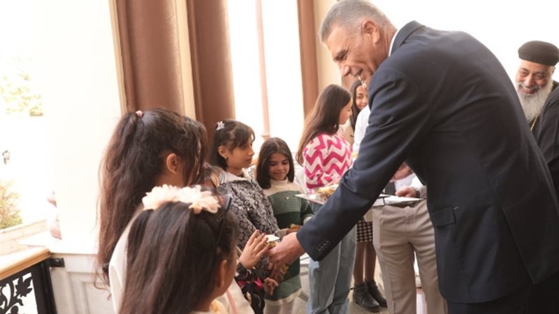 محافظ أسوان يوزع