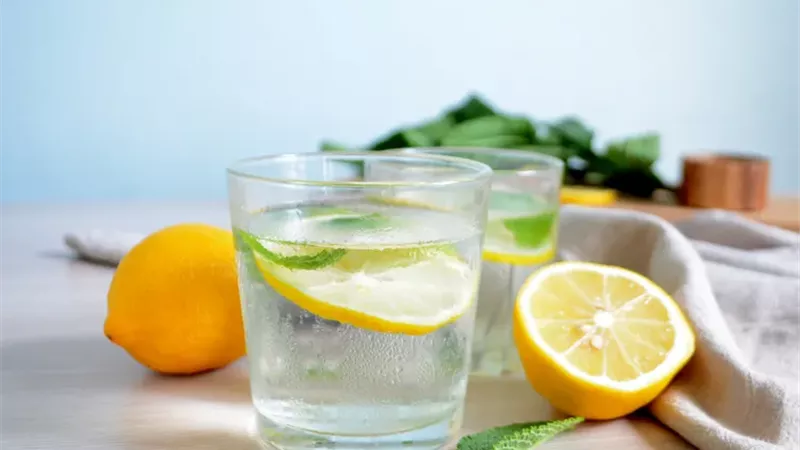 ماء الليمون 