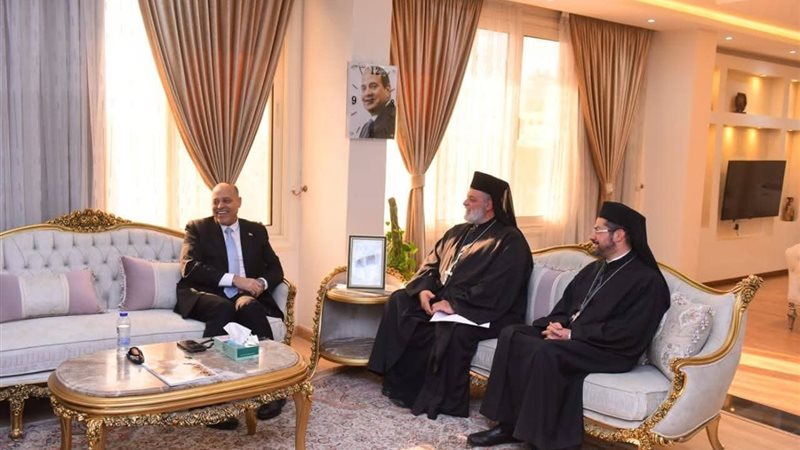 وزير العمل مع وفد