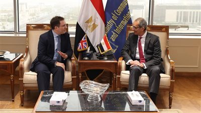  وزير الاتصالات يبحث مع سفير المملكة المتحدة بالقاهرة سبل تعزيز الاستثمارات البريطانية