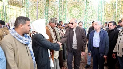 محافظ المنيا يقدّم واجب العزاء ويلتقي بأسر ضحايا حادث تصادم سيارة عمال المحاجر 