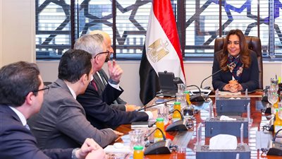 التوسع في الطاقة المتجددة.. منال عوض تبحث مشروع الرياح بشدوان مع شركة 