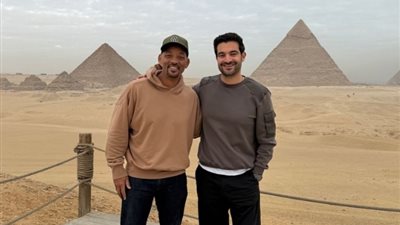 نجم هوليوود ويل سميث يزور أهرامات الجيزة ويلتقط الصور التذكارية