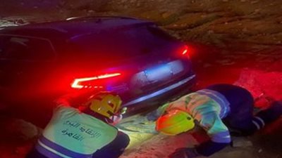 الأمن ينقذ سيدة بعد غرز سيارتها في رمال الشروق