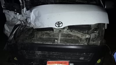 إصابة 11 شخصًا في تصادم نصف نقل وميكروباص بصحراوي المنيا