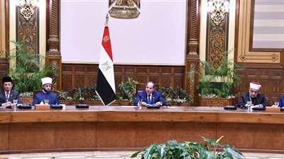 السيسي: بناء الإنسان أساس الأوطان والعلماء خط الدفاع ضد التطرف