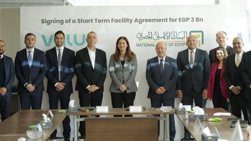 جانب من التوقيع 