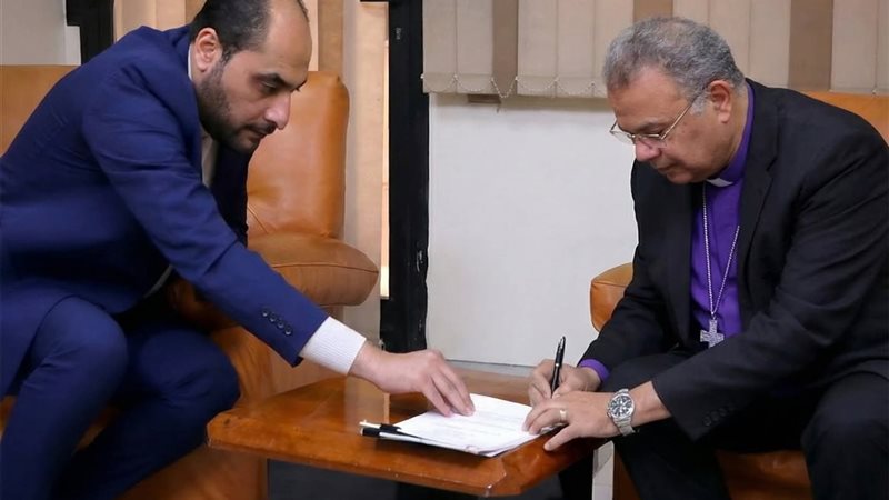 أثناء التوقيع 