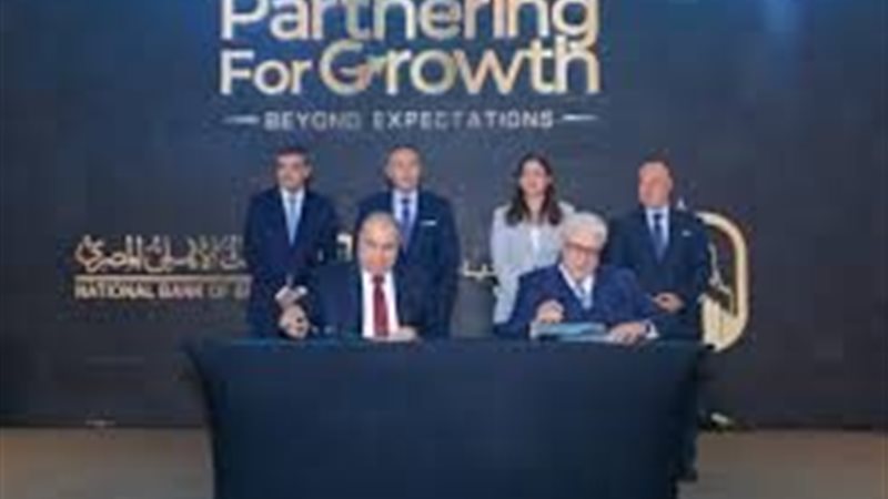 جانب من التوقيع