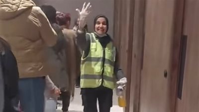 همة وبشاشة.. عاملة نظافة بالمتحف المصري الكبير تخطف الأنظار