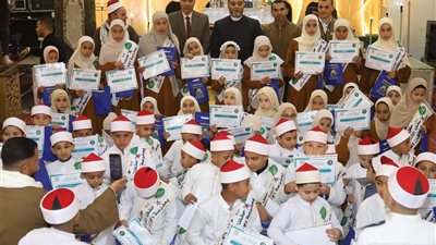 بالزي الموحد وعمامة الأزهر.. تكريم 235 طفلًا من حفظة القرآن بقرية الملك في مغاغة بالمنيا