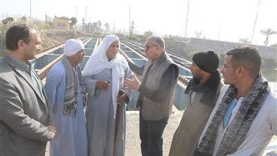70 مليون جنيه وكوبري جديد يخدم الأهالي.. محافظ المنيا يتابع «عزب التل»