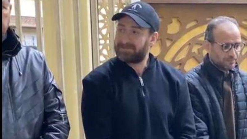 نضال الشافعي يتلقى