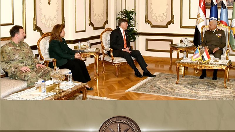 وزير الدفاع مع نائب