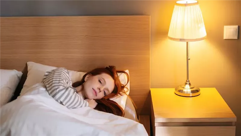 النوم وإضاءة النور