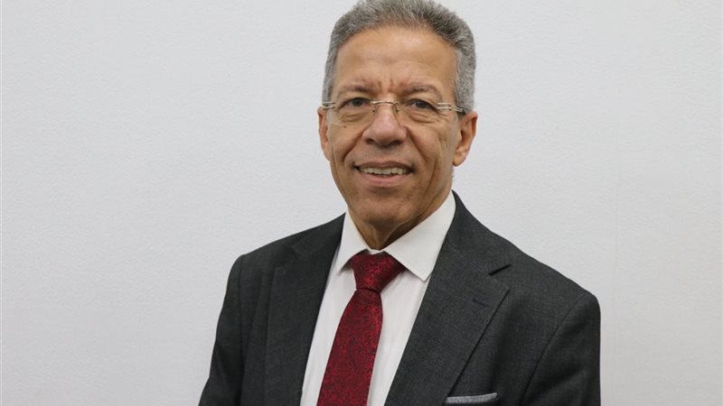 الدكتور أسامة عبد