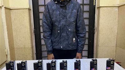 القبض على طالب لبيعه صواعق كهربائية عبر مواقع التواصل الاجتماعي في القاهرة