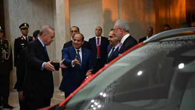  الرئيس التركي يهدي الرئيس السيسي سيارة كهربائية بمناسبة زيارته الحالية إلى مصر