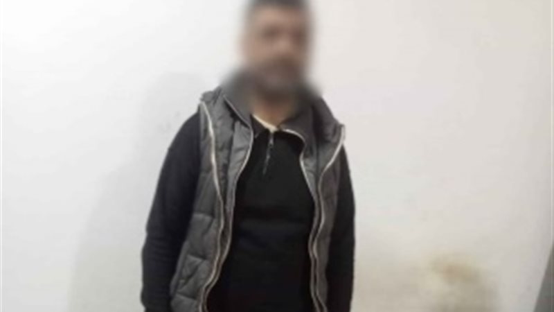 أحد المتهمين وأمامه المضبوطات 