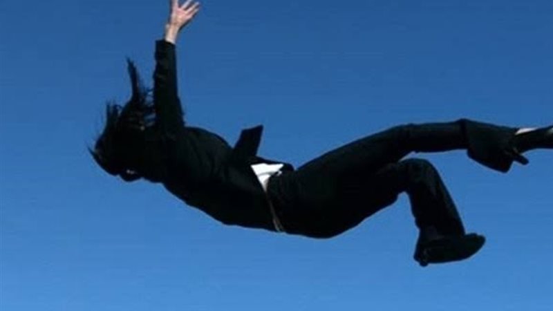 فتاة تنهي حياتها