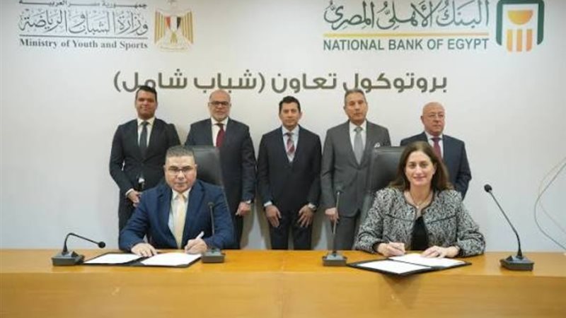 جانب من التوقيع بحضور