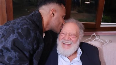 محمد رمضان ينشر صورة تجمعه بيحيى الفخراني من حفل السفارة الإيطالية