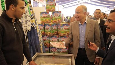 تخفيفًا عن المواطنين.. محافظ المنيا يفتتح معرض «أهلاً رمضان»