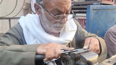 ممدوح مجاهد.. صانع المفاتيح الذي تحدى الزمن وعاش حياة الحرفة في شوارع ملوي