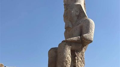 الانتهاء من أعمال ترميم وإقامة تمثال الملك رمسيس الثاني بمنطقة الأشمونين بالمنيا