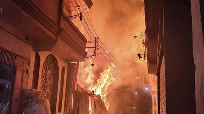 الدخان غطى السماء.. إصابة 8 في حريق هائل التهم ورشة نجارة بالدقهلية