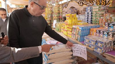 محافظ المنيا يفتتح منفذًا للسلع الغذائية بأسعار مخفضة بمركز بني مزار