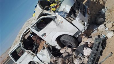 السرعة الزائدة تتسبب في حادث مروع بملوي.. وفاة شخص وإصابة 13 آخرين