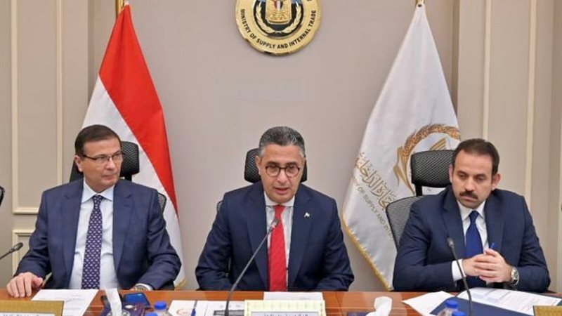 جانب من التوقيع