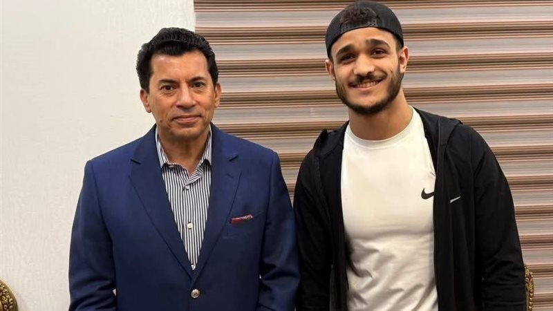 وزير الرياضة واللاعب مصطفى حسين 