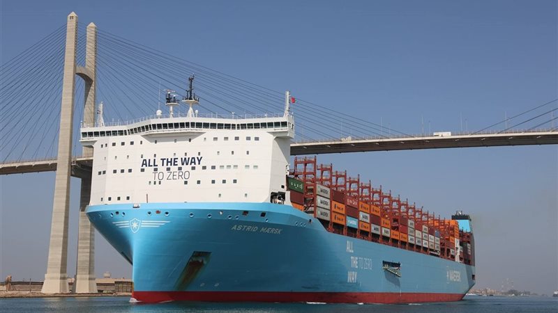 عبور سفينة الحاويات