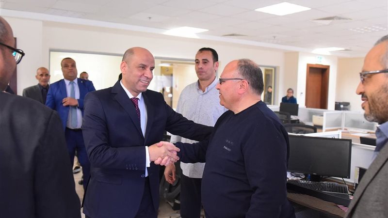 وزير العمل مع عدد من قيادات الوزارة 