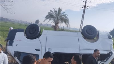 مصرع شخص وإصابة 3 آخرين إثر انقلاب ميكروباص بـ«دائري المنيا» 