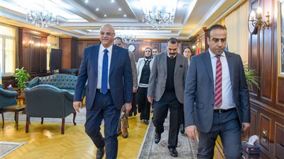 عقب حلف اليمين أمام الرئيس.. أيمن عطية يتسلم مهام عمله محافظًا للإسكندرية