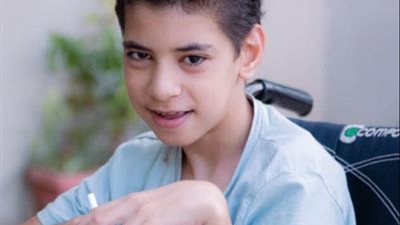 جون 13 سنة محتجز بين الألم والسيارة الممنوعة.. استغاثة عاجلة لإنقاذ حياته