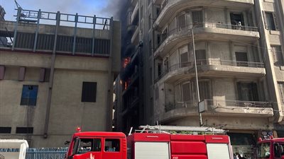 6 سيارات إطفاء للسيطرة على حريق مخزن بشارع رمسيس
