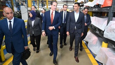 وزير الصناعة يتفقد مصنعين متخصصين في الصناعات الهندسية والغذائية بمدينة العاشر من رمضان