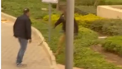 مفاجأة صادمة: فرد الأمن المُعتدى عليه كان يقرأ القرآن أثناء الواقعة