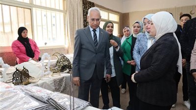 رئيس جامعة المنيا يفتتح معرض مفروشات وديكورات رمضان بكلية التربية النوعية